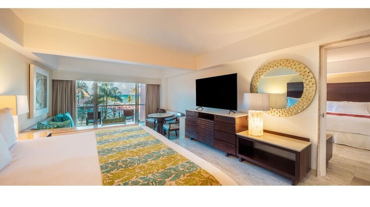 Ocean Front Two Bedroom Family and Friends suite